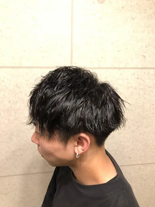 メンズカット コールドパーマ 前下がりマッシュベースにカットし ツイストスパイラルで 美容室まりこ所属 小林 知樹のヘアカタログ ミニモ