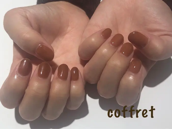 ワンカラーブラウンに少しオレンジで可愛い色 クリアを足してムラのあるワンカラーネイル ブレスコフレあべの店所属 小山 穂波のネイルデザイン ミニモ