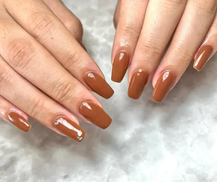 シンプルワンカラーも人気です ストーン5つ無料です｜nails