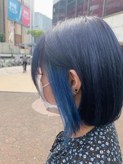 ネイビーブルー ビビットブルーの同系色組み合わせインナーカラー Offwhite 大阪店所属 Asuma ハイトーンカラーのヘアカタログ ミニモ