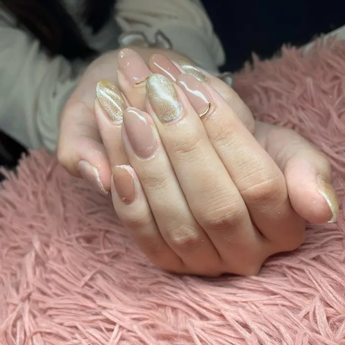 マオジェルとマグネットのワンカラーネイル 色が大人しいのでシンプルで上品な仕上がりになります 7 Snail所属 深澤 美緒のネイル デザイン ミニモ