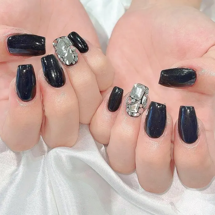 黒のワンカラーにお任せシルバー埋めつくし左右変えてやりました Nail Eyelash R Ebisu所属 𝐧𝐚𝐢 𝐑のネイルデザイン ミニモ 黒のワンカラーにお任せシルバー埋めつくし左右変えてやりました Nail Eyelash R Ebisu所属 𝐧𝐚𝐢 𝐑のネイルデザイン ミニモ