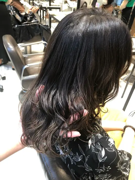 肩につくくらいのミディアムパーマヘア 上の方からコテ巻き風に レイヤーが入ってるので軽やかです Neolive Ginza 銀座店 ヘア 所属 ニュアンスパーマ おおや ともみのヘアカタログ ミニモ