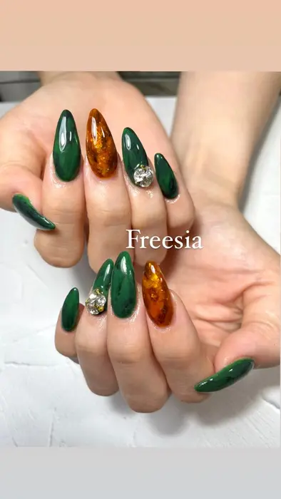 トレンドのグリーン 秋ネイルですねべっ甲nail とっても可愛い 美しいです Freesia Nail所属 Freesia Nailのネイル デザイン ミニモ