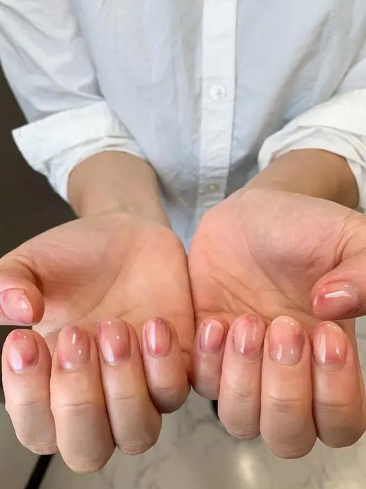 くすみピンクと赤のタイダイアート キャッツアイトーキョー所属 村中 七夕のネイルデザイン ミニモ