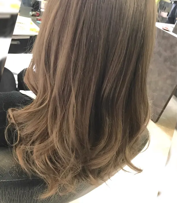 ミルクティーグレージュ ベージュをメインにほんのりミルクティーとグレーを入れあります Cuore所属 山本 マサキのヘアカタログ ミニモ