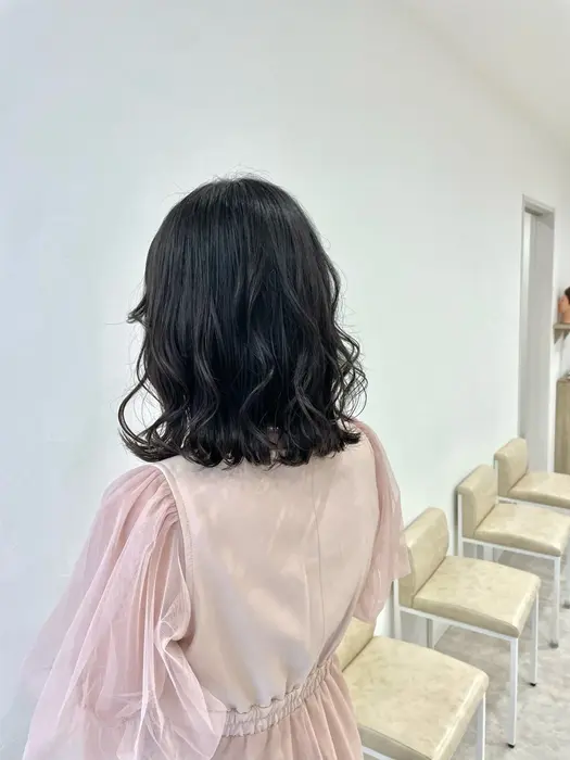 ボブミックス巻き

表面ふわふわにして大人可愛いスタイルにしています