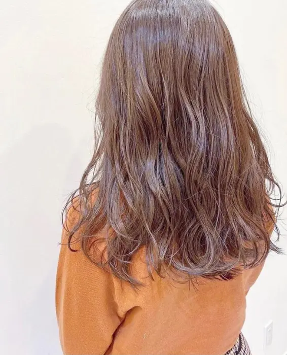 オシャレやウェーブパーマ まるでアイロンで巻いたかの様な質感へ 低ダメージのコスメパーマで髪の Beautrium Ginza所属 矢作 友輝の ヘアカタログ ミニモ