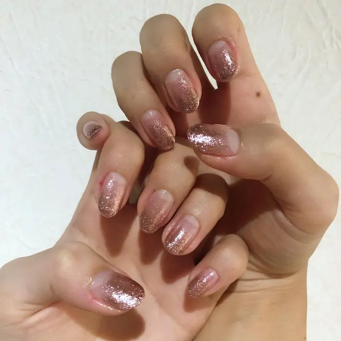 ラメグラデーションネイル Eyelash Salondoor所属 市村 七海のネイルデザイン ミニモ