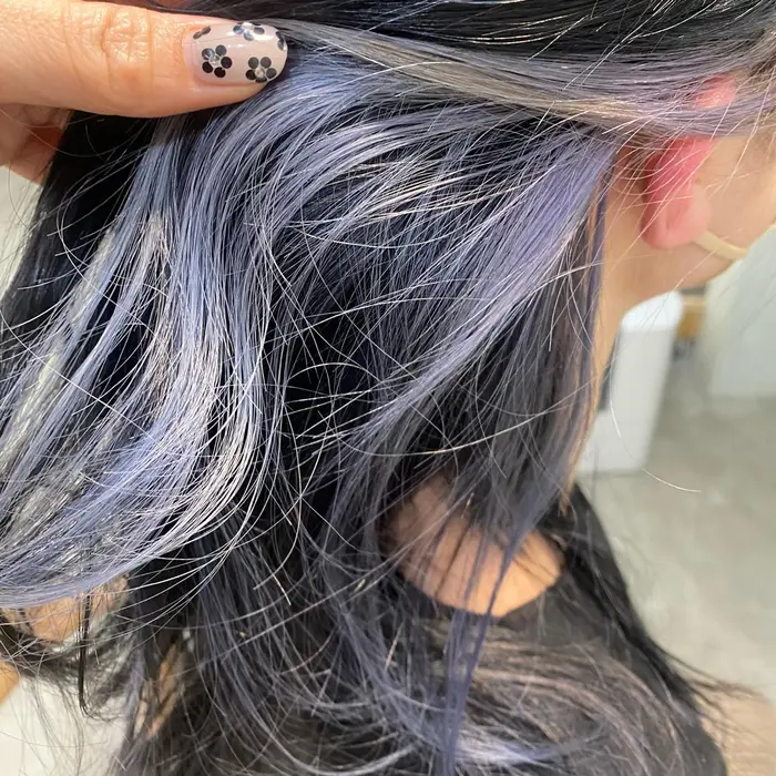 ブルーシルバーのインナーカラー Coto所属 似合わせカット白井 亜里沙のヘアカタログ ミニモ