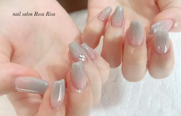 グレーに白ラメが入ってるカラー Nail Salon Rosa Risa所属 Nail Salon Rosa Risaのネイル デザイン ミニモ
