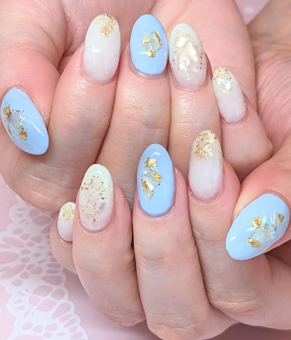 天然シェルと金箔の埋め込みネイル 白と水色で爽やかに シェルネイル 水色ネイル 夏ネイル アトリエイズミ所属 アトリエ イズミのネイル デザイン ミニモ