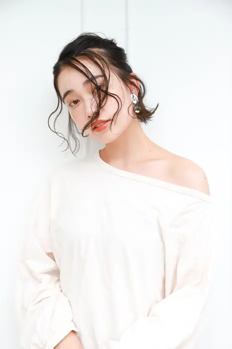 グレージュ アッシュ 切りっぱなし 大人かわいい ナチュラル 伸ばしかけ 大人ボブ 小顔 似合わせ Rulan所属 岡田 美緒 のヘアカタログ ミニモ