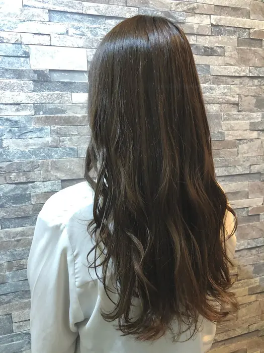 ブルー系とブラウン系を 半分くらいの比率にして アッシュ系が強すぎないアッシュブラウン Auju Youres Hair所属 髪質改善 Tomoyaの ヘアカタログ ミニモ