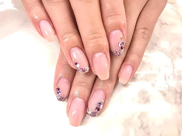 定額ベーシックのラメフレンチデザイン 色んなカラーを混ぜたラメでフレンチを ラメに合わせたカラー Irise Nail所属 イリゼネイル 高田馬場のネイルデザイン ミニモ
