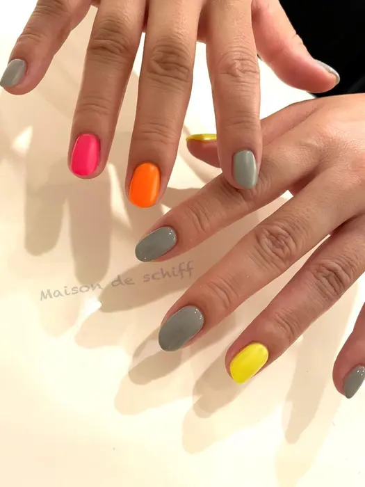 グレー ネオンカラー マット 艶仕上がり ちぐはぐおしゃれな組み合わせ 画像 Maison De Schiff 所属 ネイリスト Manahaのネイルデザイン ミニモ
