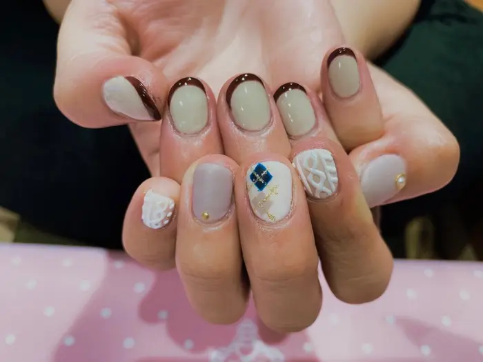 冬ネイル両手バラバラなの Vist By Revo所属 Vist ｍａｍｉのネイルデザイン ミニモ