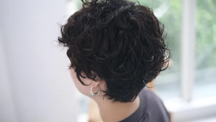 くるくるパーマのショートデザイン ブリーチにもかけられる酸性パーマで髪にも優しく施術 L所属 Kume Sのヘアカタログ ミニモ