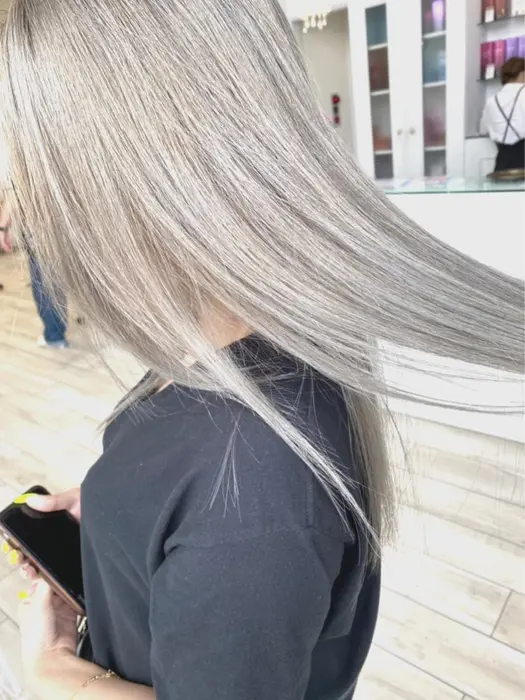 オフホワイト 色落ちも綺麗にブロンドぽくなります ブリーチでの抜け具合によって仕上がりは Taboo岐阜店所属 岡田 敬介のヘアカタログ ミニモ