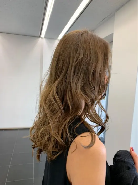 アッシュカラー 透明感を演出できるアッシュ系カラーにブルー系を プラスすることで おしゃれカラーを Tetote三宮店所属 艶ブリーチ岩田 健斗のヘアカタログ ミニモ