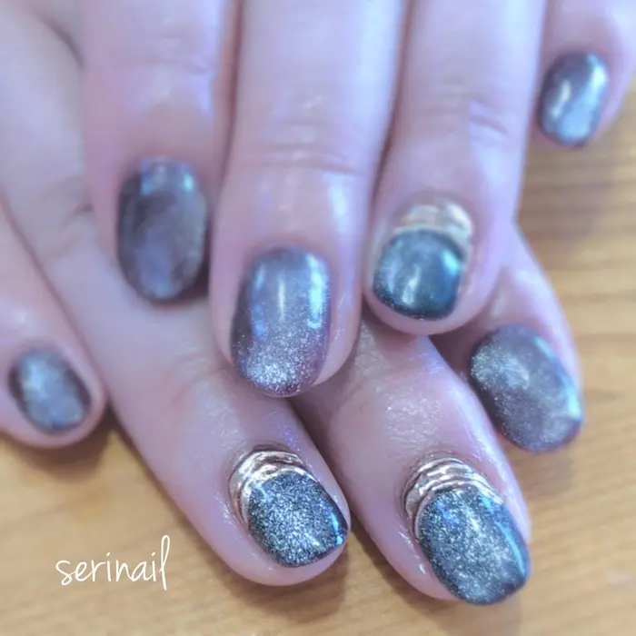 ダークブラウンと黒がベースのマグネットネイルポイントでミラーも入れてシックな仕上がりになりました Serinail所属 Yu Miのネイル デザイン ミニモ