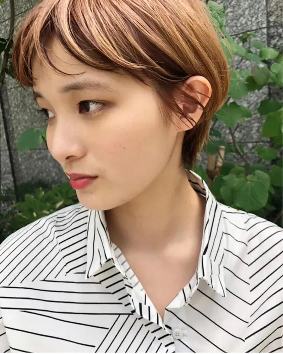 フェイスフレーミングのデザインカラー 顔まわりに暗めのカラーを入れることで きゅっと引き締 Ciater所属 伊藤 つばさ のヘアカタログ ミニモ