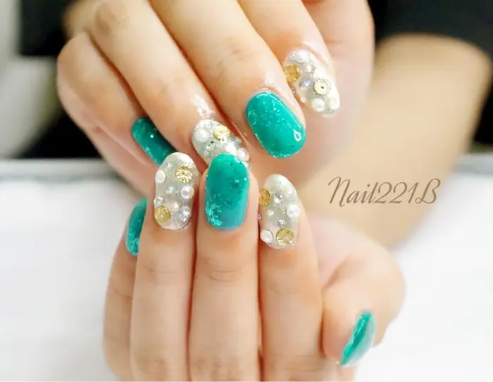 エメラルドグリーンが綺麗なデザイン Nail221b所属 塚越 千夏のネイルデザイン ミニモ