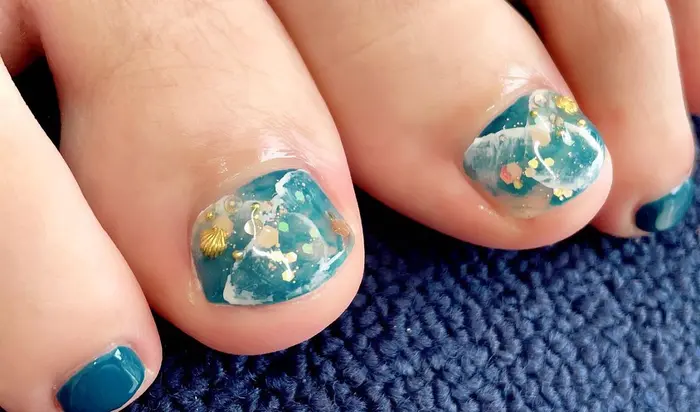 約束のフットネイル 娘ちゃんと相談して 海ネイルデザインにしよう と決めてご来店 可愛 Sofa 泉中央店所属 髙橋 敦子のマツエクデザイン ミニモ