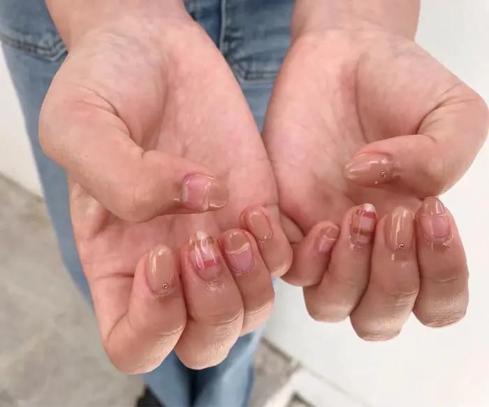 オフィス系チェック柄ネイル Maki Nail 11時 18時半 那覇市首里 モノレー Maki Nail 所属 Maki Nail のネイルデザイン ミニモ