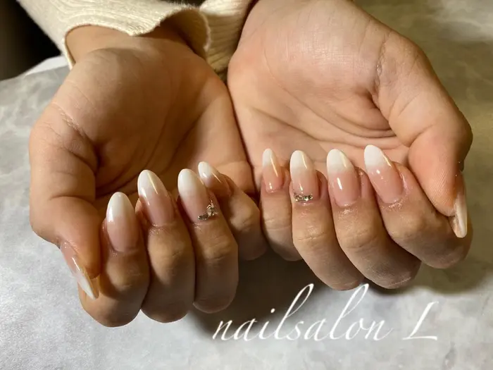 𝐦𝐞𝐧𝐮 白グラデーション 料金 5 000円 追加オプション ジェルスカルプ 長さだし Nailsalon ｌ所属 Nailsalon ｌのネイルデザイン ミニモ