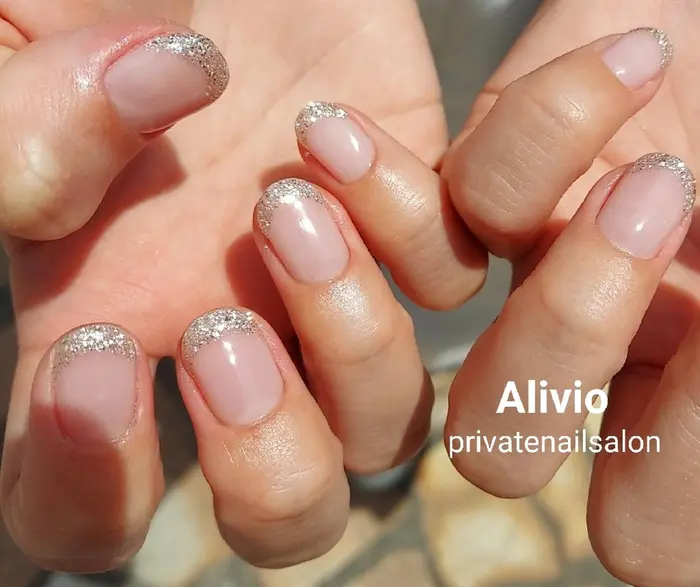 ベースの色を変えるだけでオシャレ度アップ ラメフレンチ オフィスネイル Alivioprivatesalon所属 Alivio Nailsaloonの ネイルデザイン ミニモ