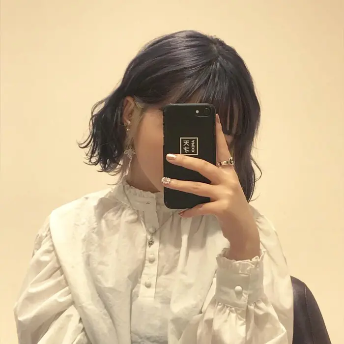 元のブリーチ色落ちからインナーは白 表面はアッシュでお洒落なツートーンに変身 Hair Make Earth所属 インナーカラー 伊藤あかりのヘアカタログ ミニモ