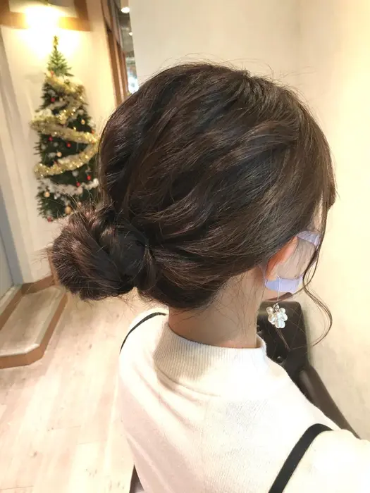 簡単ヘアアレンジ すっきりシニヨン まとめ髪 お呼ばれヘア 美容室カルテット所属 青野 結衣のヘアカタログ ミニモ