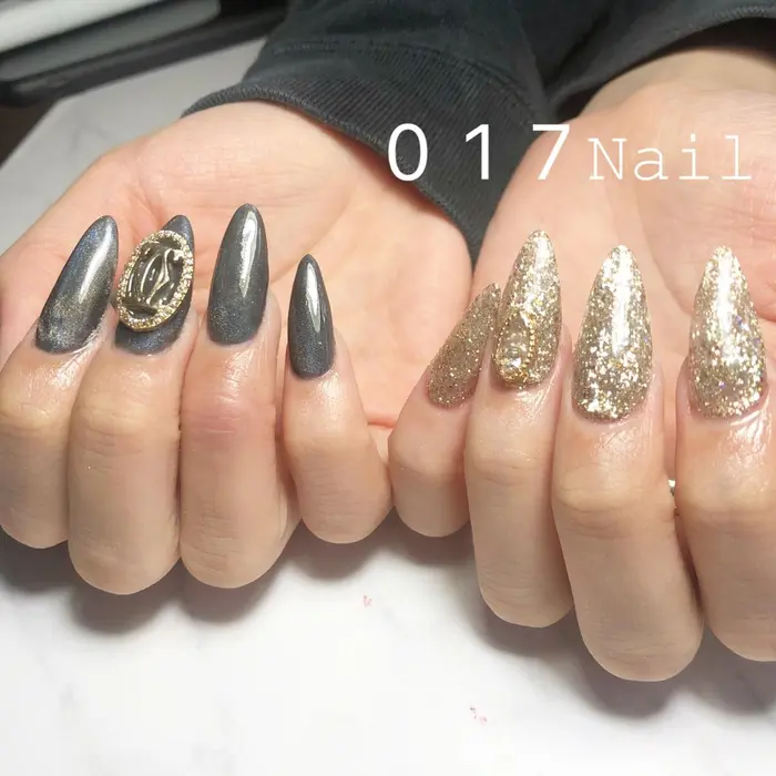 マグネットblack 片手はシャンパンゴールド 017nail所属 Rei Naのネイルデザイン ミニモ