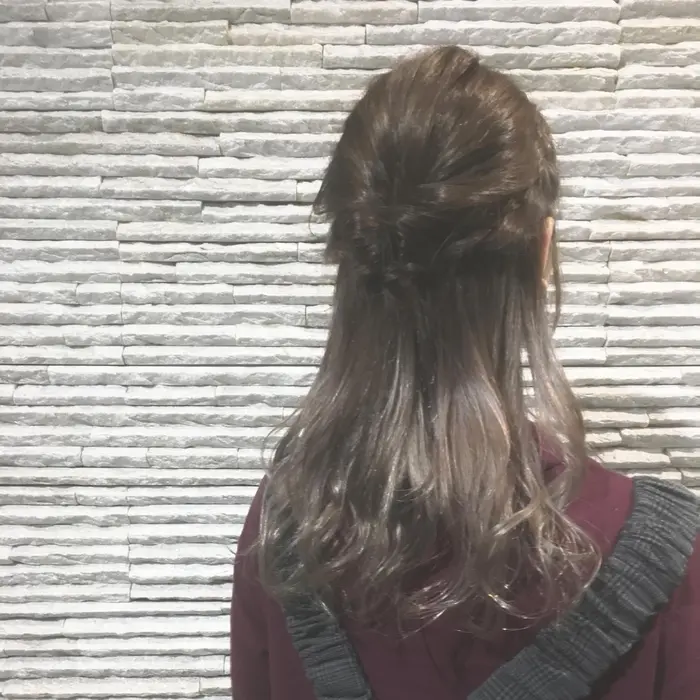 簡単アレンジスタイル ハーフアップ グラデーションカラースモーキーピンク Vis西新井店所属 志波 和明のヘアカタログ ミニモ