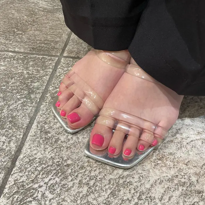ネオンピンクのフットネイル 夏らしくて可愛いです Olives By Neolive所属 Nana のネイル デザイン ミニモ