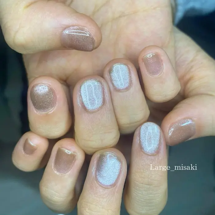 まだまだ人気のマグネットネイル シンプルなのに角度によって見え方変わるので派手すぎず可愛いです Large所属 Nail Salon Largeの ネイルデザイン ミニモ