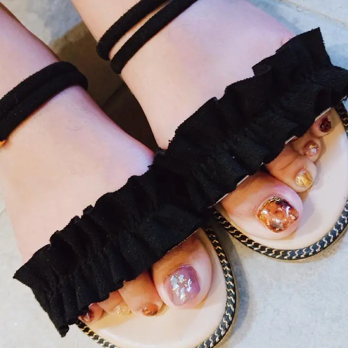 秋らしいべっこうデザインフットネイルも受け付けております 大玉村ネイルかんのりな所属 かんの りなのネイルデザイン ミニモ