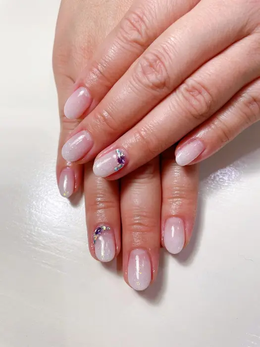 透け感のあるホワイトグラデーションネイル ラメがけしてキラキラに冬ネイル W Nailsalonマハロ所属 Nailsalon マハロのネイルデザイン ミニモ