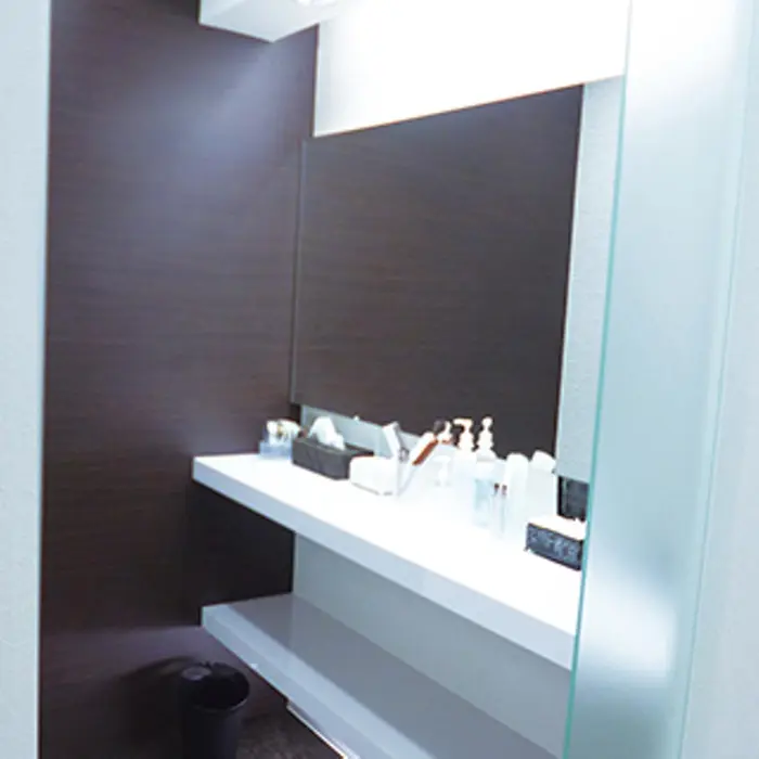 店内 パウダールーム 施術後のメイクもｏｋドライヤー ブラシ 化粧水等のアメニティもご用意して 美 Design 恵比寿店所属 美 Design 恵比寿店のエステ リラクカタログ ミニモ