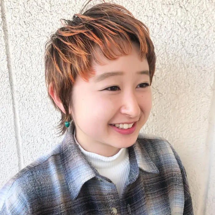 毛先をブリーチ後 発色の良いオレンジをのせたショートウルフスタイルです 毛先の遊びに重点をおき Abto所属 山下 哲史のヘア カタログ ミニモ