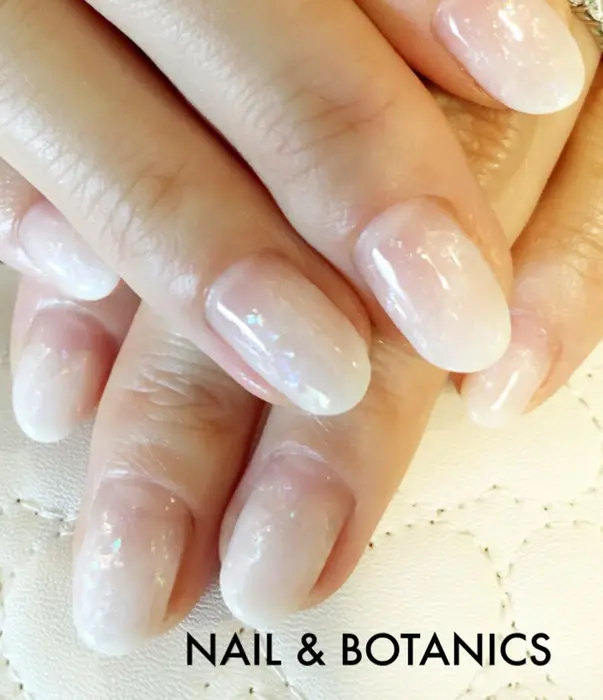 大人気のオーロラフィルムで 夏のホワイトグラデ Nail Botanics所属 Nail Botanicsのネイルデザイン ミニモ