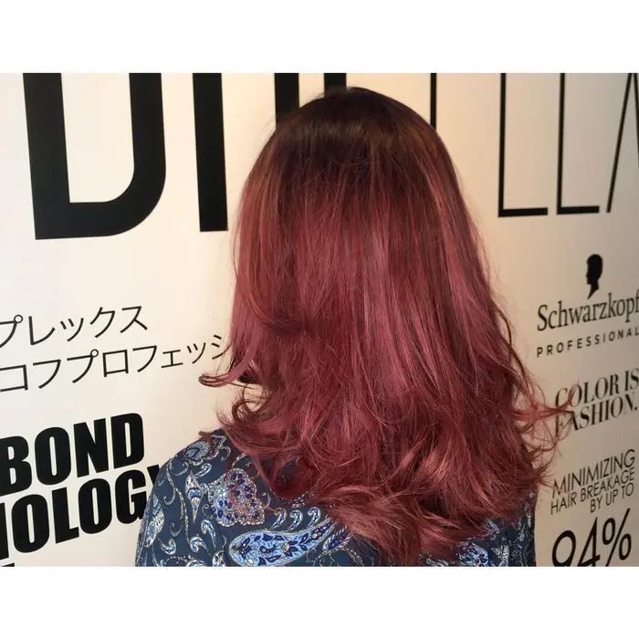 ダークチェリーレッド グラデーション 春らしくチェリーバイオレットから パッションレッドへ Erement33所属 望月 加奈子のヘア カタログ ミニモ