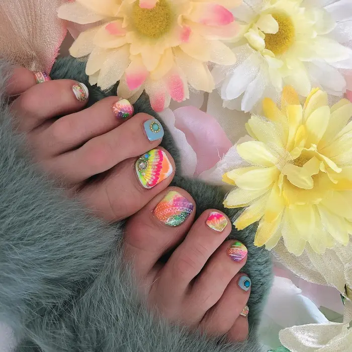 ネオンカラーで作る ピーコックアートと ペイズリー 夏に持ってこいのデザインです Nailsalonanela所属 Nail Salon Anelaの ネイルデザイン ミニモ ネオンカラーで作る ピーコックアートと ペイズリー 夏に持ってこいのデザインです Nailsalonanela所属 Nail Salon Anelaの ネイルデザイン ミニモ
