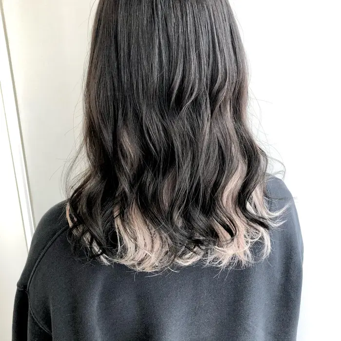 ホワイトインナーカラー 色を入れるのもいいけどシンプルに白も可愛い Houle所属 杉本 汐香のヘアカタログ ミニモ