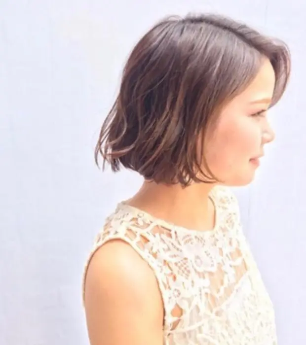 顎下のラインのショートボブです ストレートで良し 巻いて良しの万能ヘア カラーは明るめのブラウン Switch Plus所属 癖毛カット師 谷川真魚 天王寺のヘアカタログ ミニモ