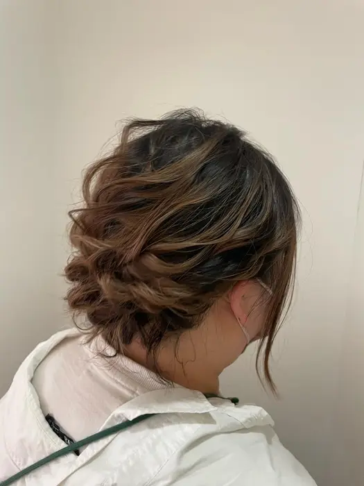 ボブアレンジ 肩くらいのボブの方でもおくれ毛を出したアップスタイルが可能です ヘアメイクサロンfelice所属 佐藤 ゆいなのヘアカタログ ミニモ