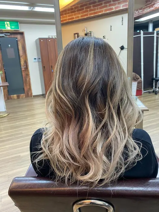 バレイヤージュで外国人風 ミルクティーベージュ アッシュブラウン Syead所属 Syead シード のヘアカタログ ミニモ