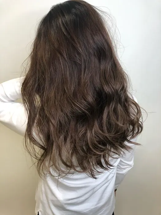 ワンメイクで作る外国人風バレイヤージュ風スタイル 根元の暗い部分はそのまま残して髪の La Fith Hair Lino 三ノ宮店所属 ブリーチ 森翔平 のヘアカタログ ミニモ