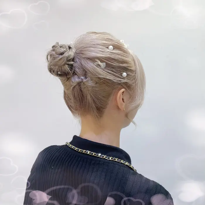 肩に着くくらいのボブヘアからの高めお団子アレンジ

長さや髪の質感に?...